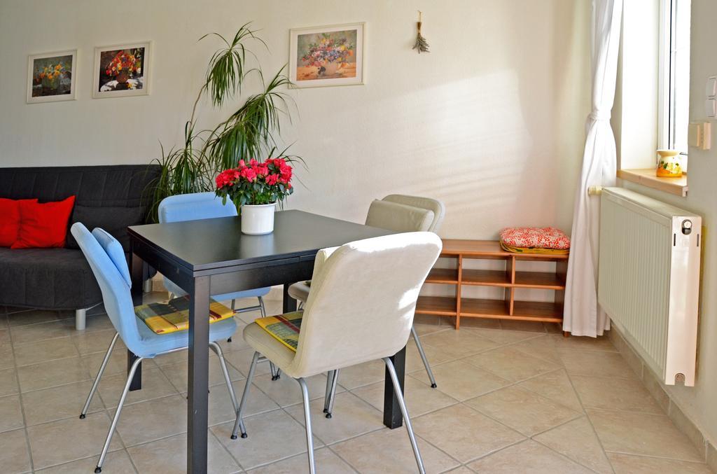 Anna Apartment Budaors Luaran gambar